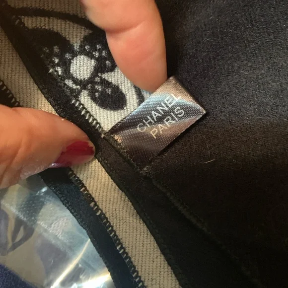 Vintage new “CHANEL”Monochrome Logo Scarf - Picture 6 of 7